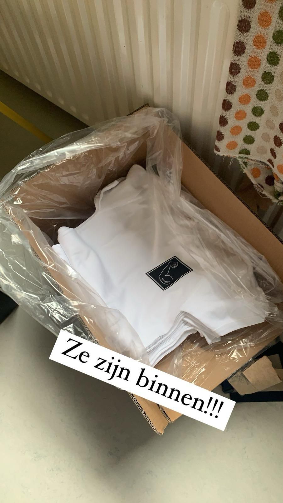 Ze zijn binnen! - eerste batch shirts geleverd - Gena Design project door Genairo Theis | webdesign Zwolle & AI video