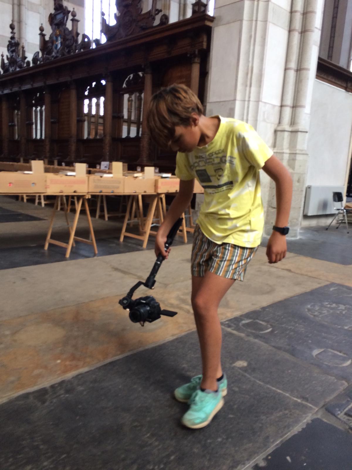 Filmen in de kerk - low angle gimbal werk - Gena Design project door Genairo Theis | webdesign Zwolle & AI video
